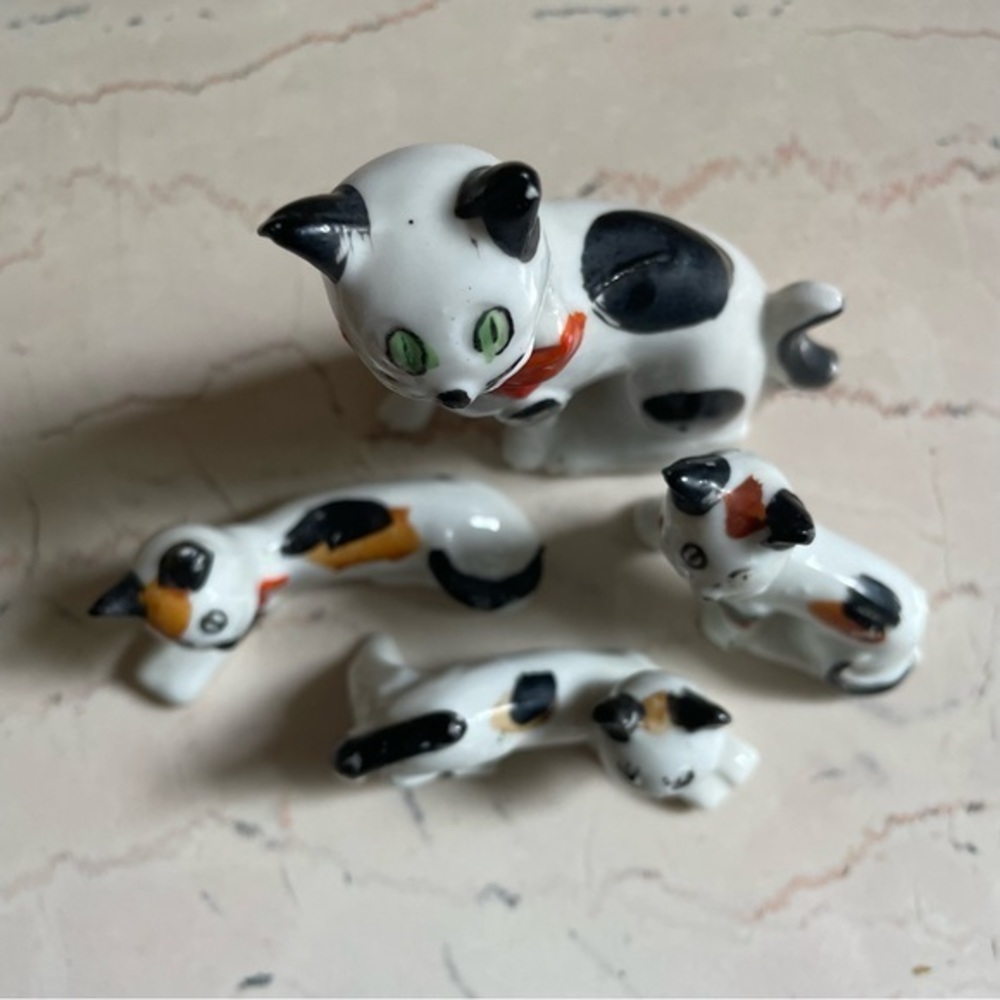 Vintage wide eyed kitschy cat family. Set of 4. - Picture 4 of 5